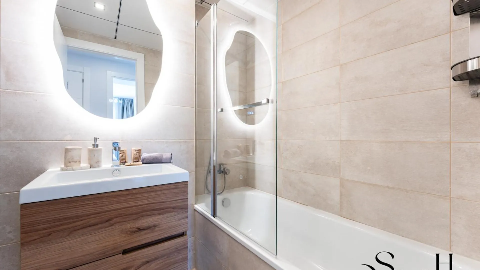 Luxury 2 Bedroom Apartment, Pools, Sauna, Gym & More MIJAS COSTA
